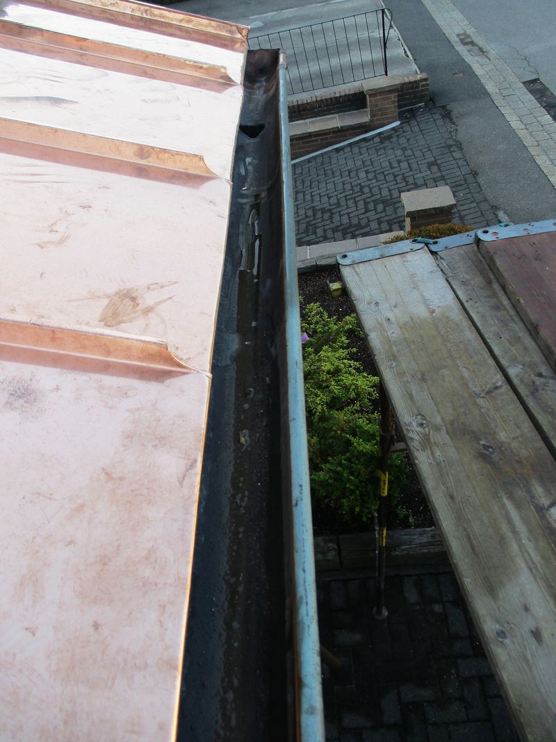 Neue Dachrinne aus Kupfer