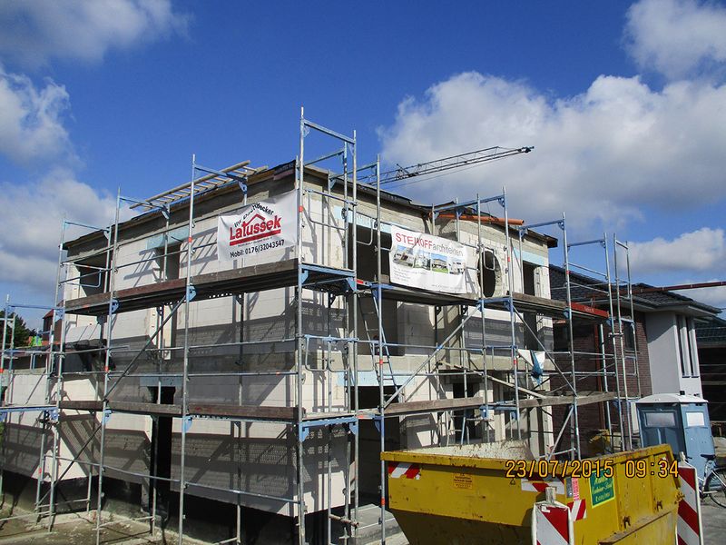 Baustelle mit Gerüst und Latussek-Banner