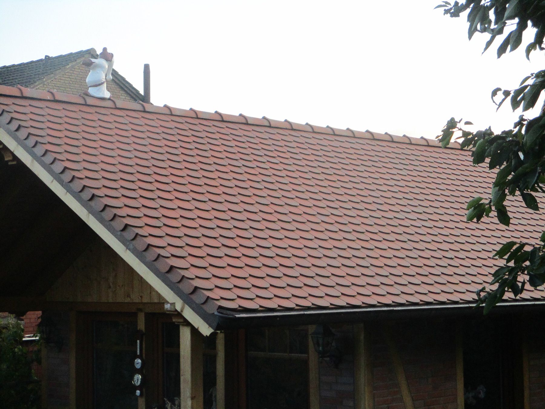 Neu eingedecktes Ziegeldach eines Hauses in Werne