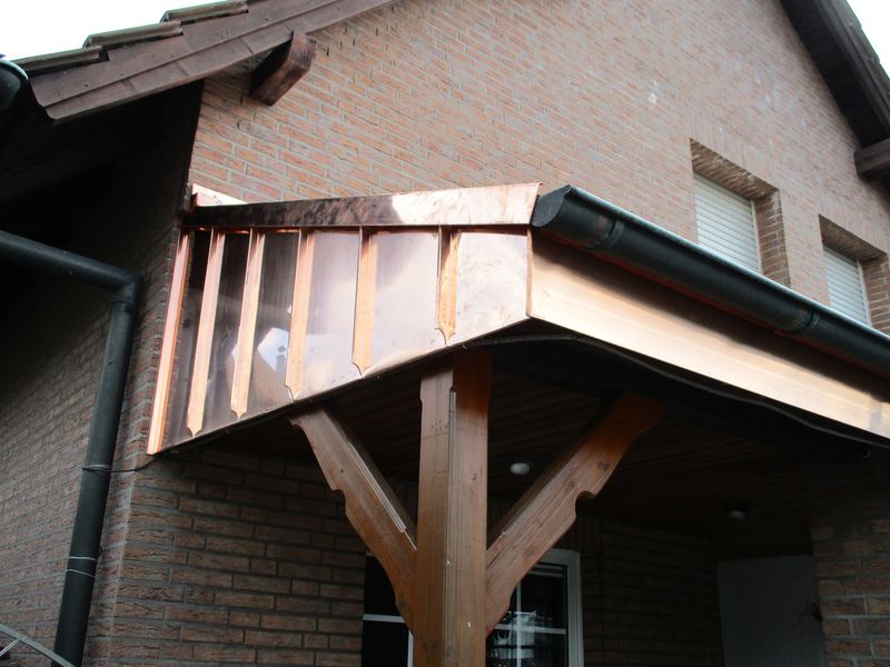 Vordach mit Holzstützen und Kupferverkleidung