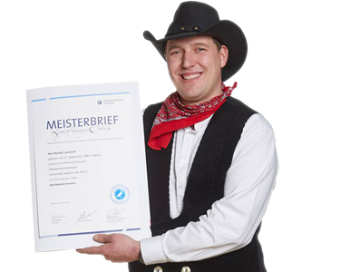 Dachdeckermeister Randy Latussek mit seinem Meisterbrief
