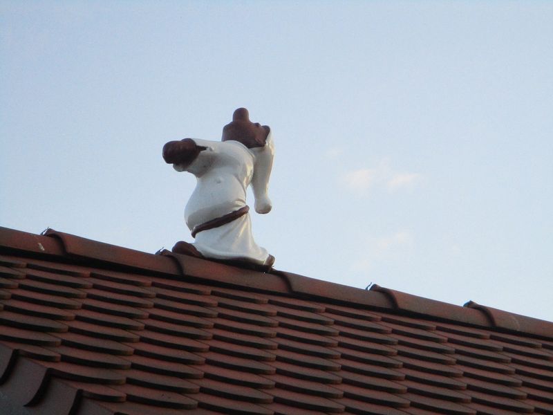 Ziegeldach mit Firstfigur